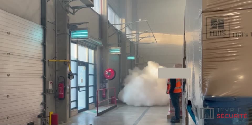 Entrepôt protégé par un générateur de brouillard anti-intrusion